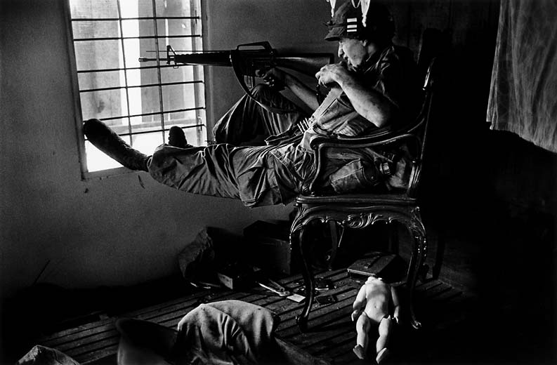 Из книги "Vietnam Inc." Филипа Джонса Грифитса (28 фото + текст)