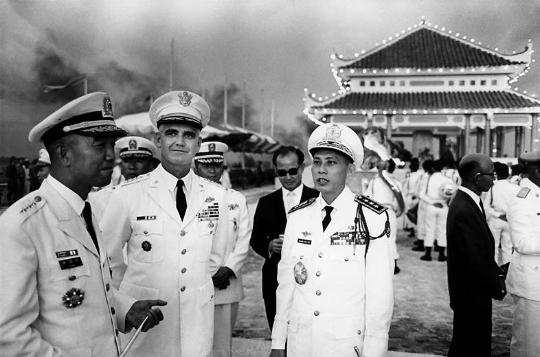Из книги "Vietnam Inc." Филипа Джонса Грифитса (28 фото + текст)