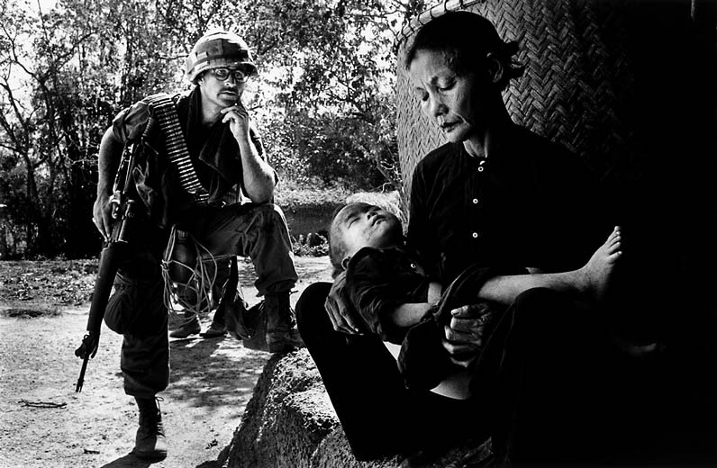 Из книги "Vietnam Inc." Филипа Джонса Грифитса (28 фото + текст)