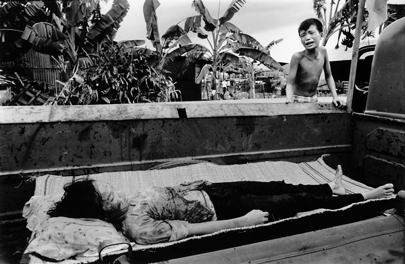 Из книги "Vietnam Inc." Филипа Джонса Грифитса (28 фото + текст)