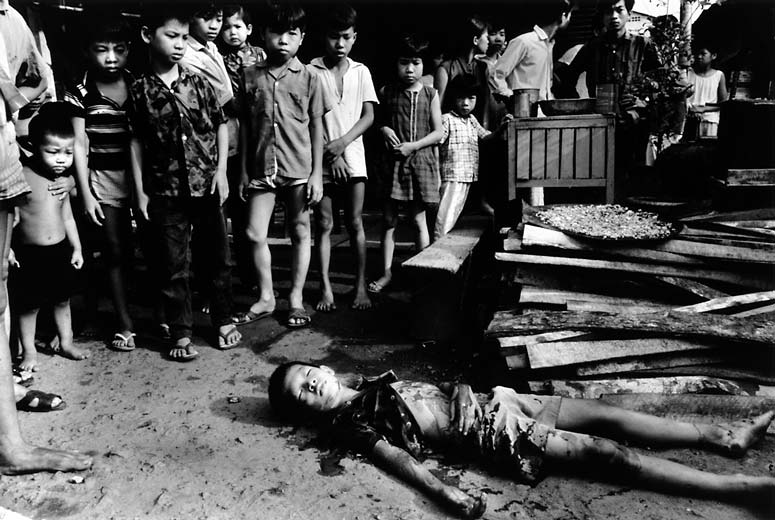 Из книги "Vietnam Inc." Филипа Джонса Грифитса (28 фото + текст)